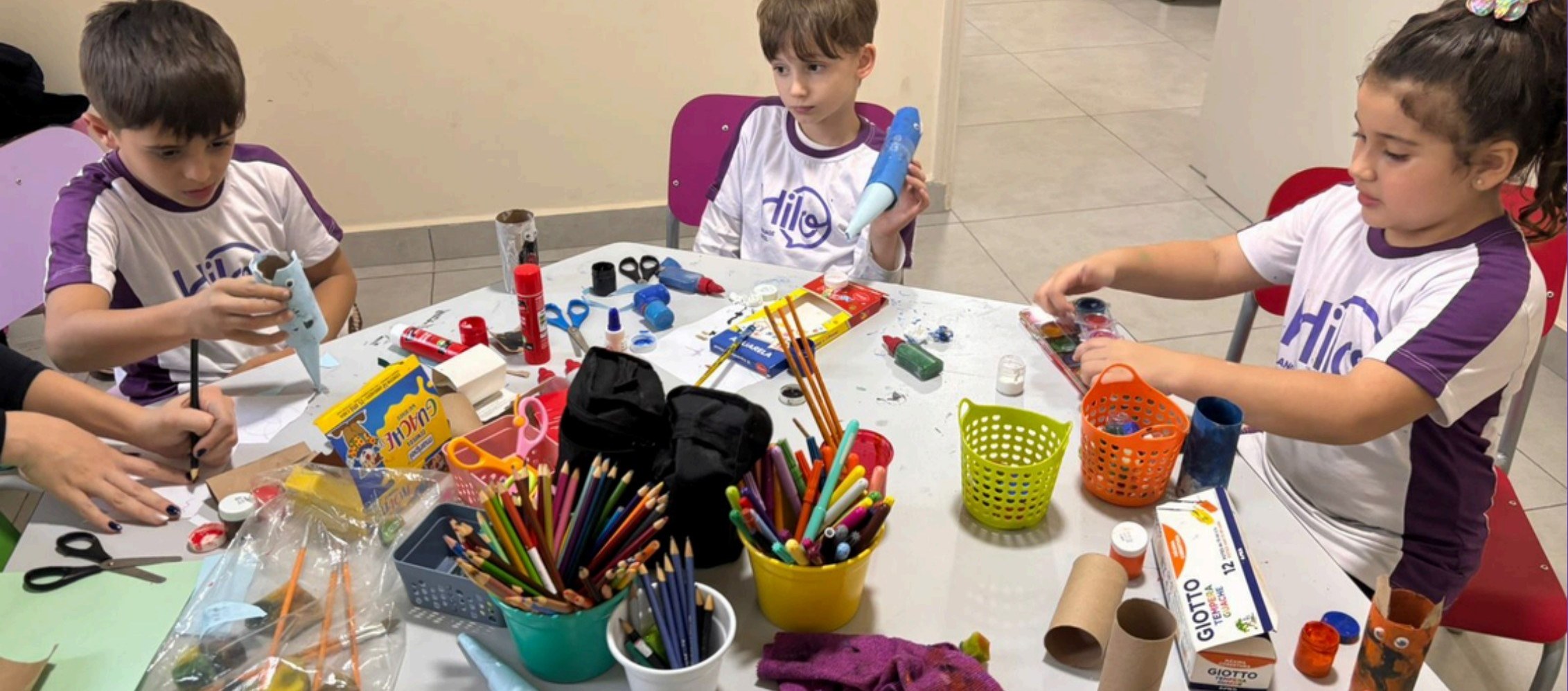 Crianças da Hilo pintando e fazendo atividades manuais