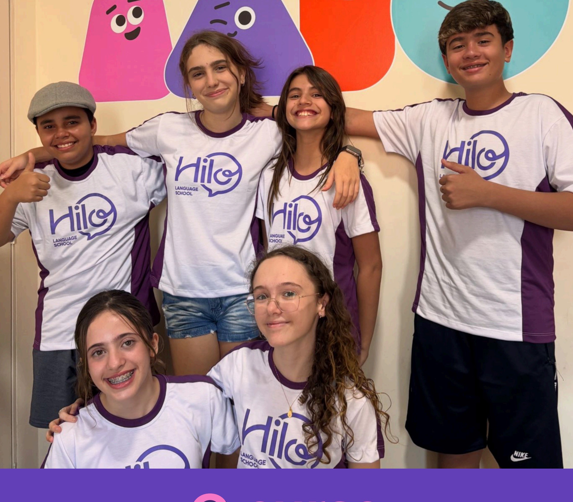 Turma de adolescentes da Hilo Language School vestindo uniforme